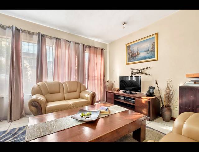 2 BEDROOM TOWNHOUSE FOR SALE IN WINDSOR EAST